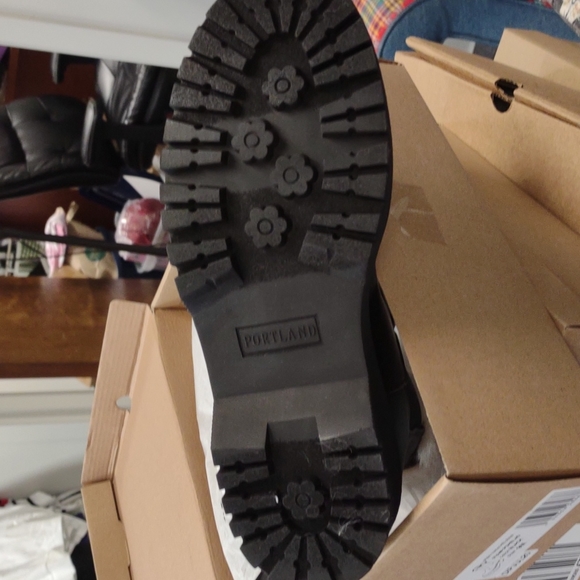 Portland Helena 7.5 and 9 black faux fur boot - Picture 4 of 4